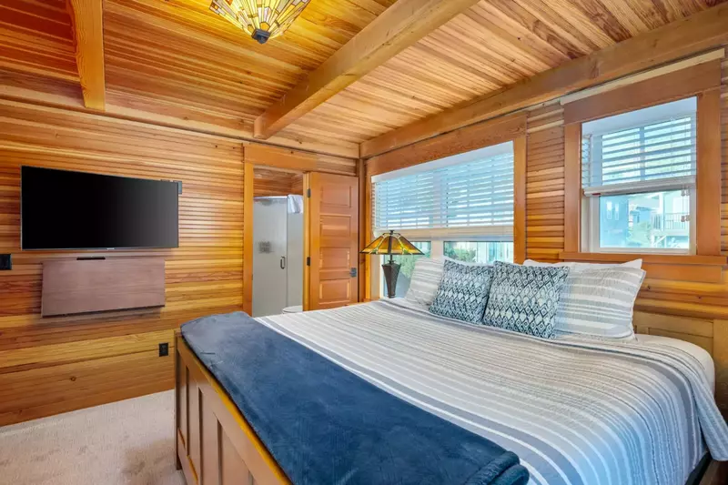 "Well stocked, clean and spacious house. Hospitality was welcoming and helpful. 5 stars for us! We can't wait to book again!" - Jacob