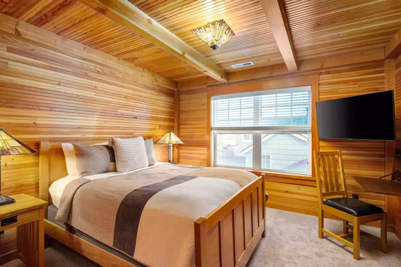 "This house was beautiful and had plenty of beds and bathrooms, seating areas. My big family loved it and want to go back again!" - Marlene