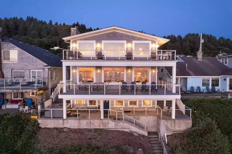 Sandy Shores Lincoln City is very close to The Knoll, one of Lincoln City's best hikes. Stroll up The Knoll for an excellent view!