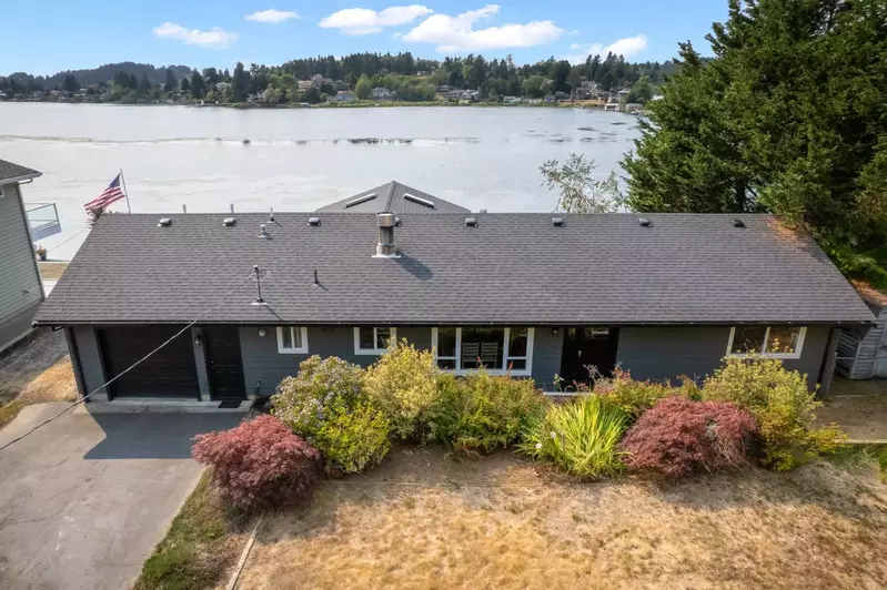 LakeTime is right on the shores of Lincoln City's biggest lake: Devil's Lake