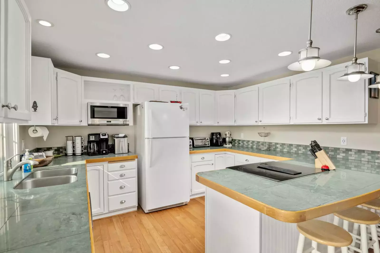 Cook delicious meals for breakfast, lunch, and dinner in this fully equipped kitchen. We suggest grabbing some seafood from a local market.