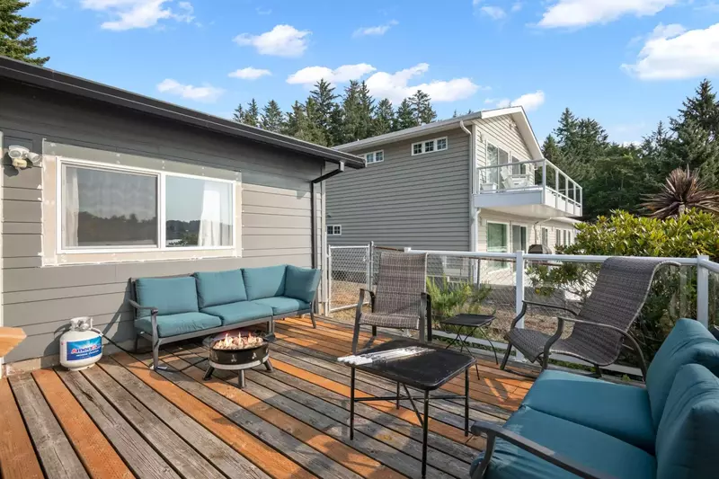 The deck is a perfect place to hang out after a day exploring Lincoln City.