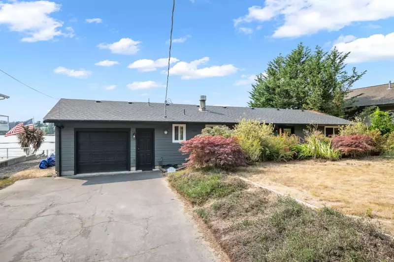 Lincoln City is known for its vast sandy beaches, kite flying, the Chinook Winds Casino, an outlet mall, seafood, and more!