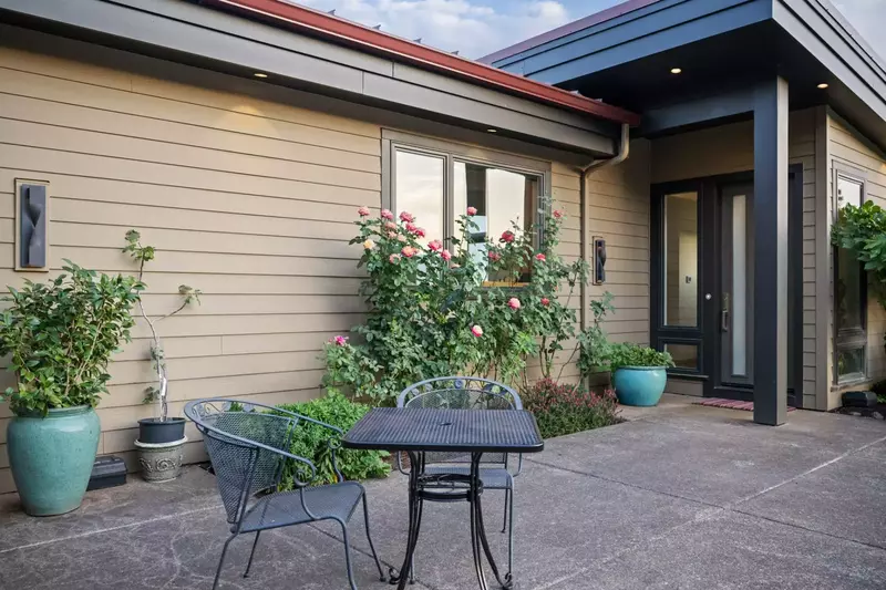 "Beautiful view and a wonderful kitchen. Highly recommend!" - Jordan