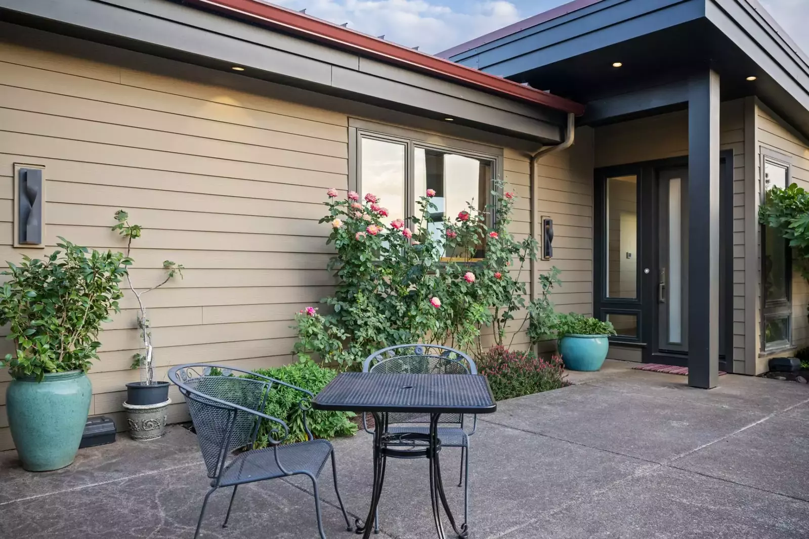 "Beautiful view and a wonderful kitchen. Highly recommend!" - Jordan