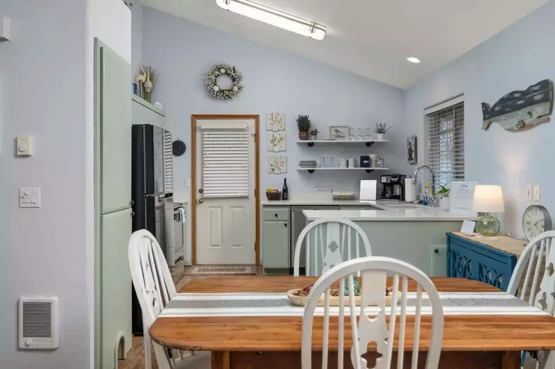 "We had a great time here; very quiet and relaxing, really nice interior, especially kitchen. Entire cottage supplied abundantly" - George