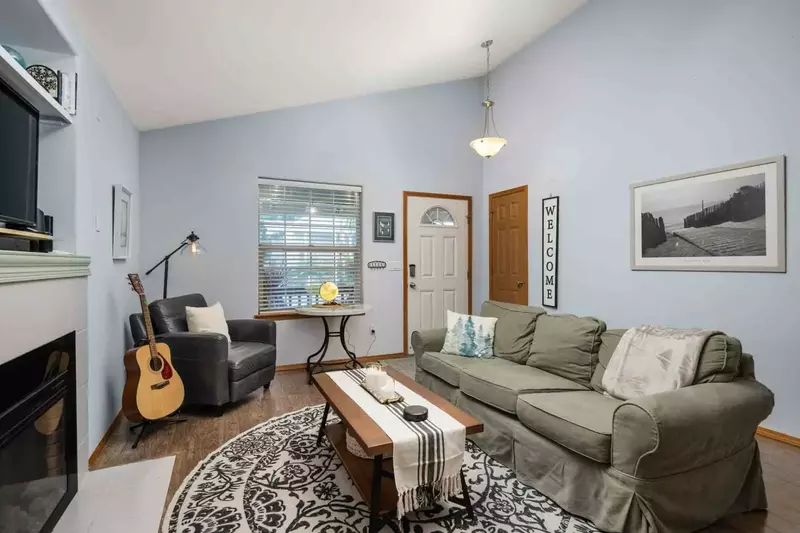 "Awesome beach bungalow. As advertised, the house was clean, cozy and very comfortable. No issues with it." - Scott