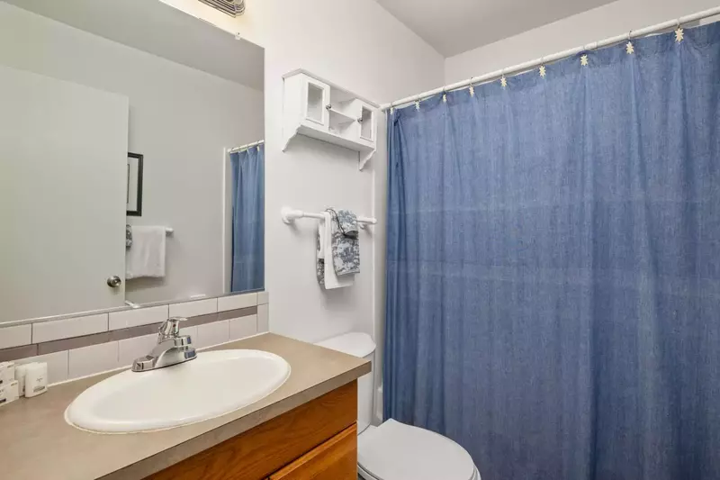 With 2 full bathrooms everyone staying here has ample privacy.