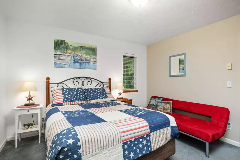 "This was a very cute, comfortable home.  Exactly as pictured.  Quite peaceful neighborhood with a short walk to the beach." - Sue