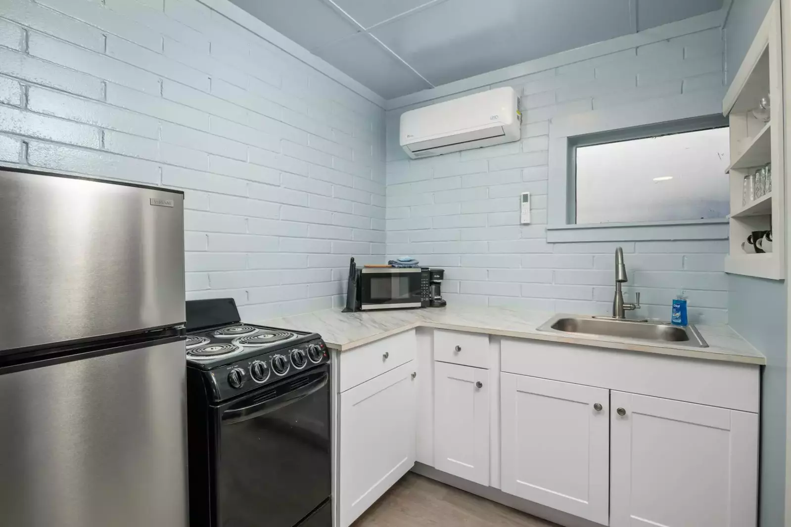 Cook delicious meals for breakfast, lunch, and dinner in this fully equipped kitchen. We suggest grabbing some seafood from a local market.