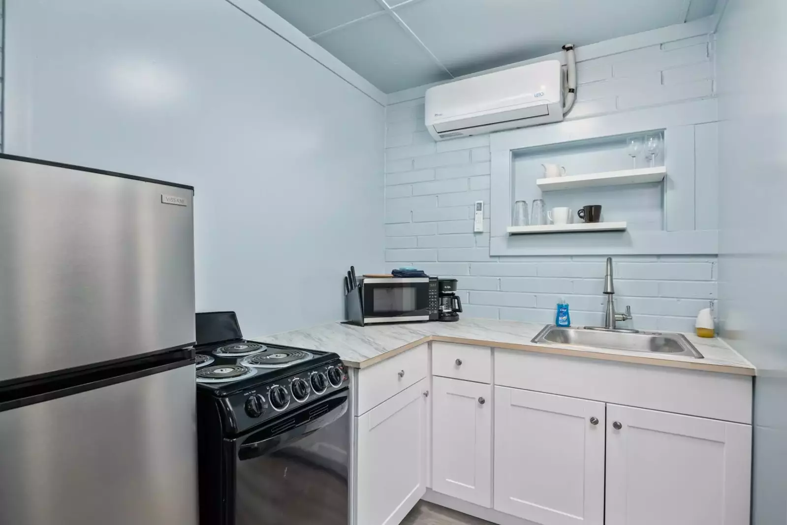 Cook delicious meals for breakfast, lunch, and dinner in this fully equipped kitchen. We suggest grabbing some seafood from a local market.