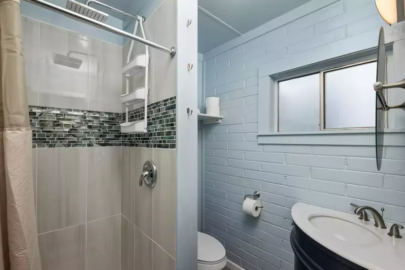 "Great location, able to walk without driving to beach and restaurants." - Shamra