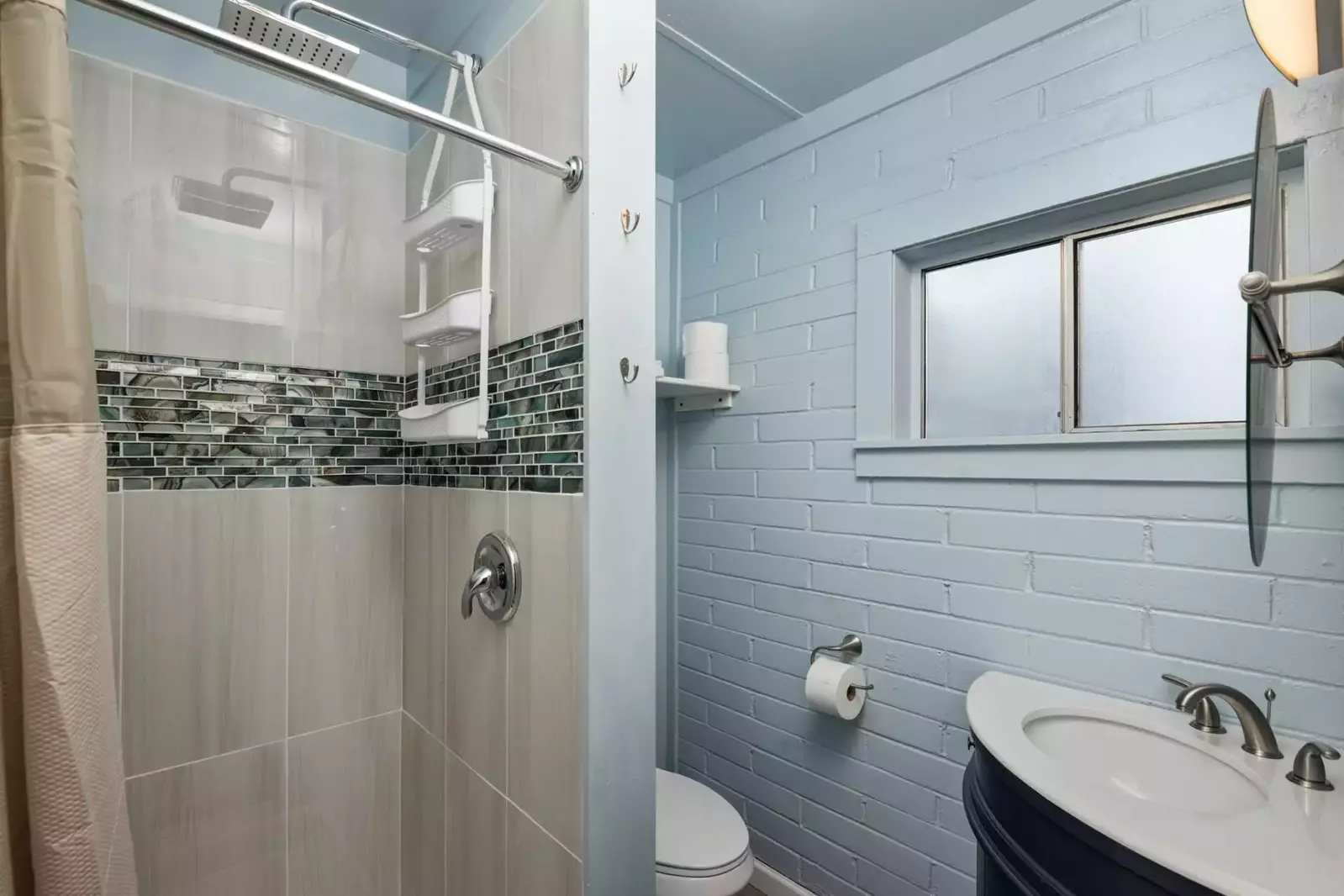 "Great location, able to walk without driving to beach and restaurants." - Shamra