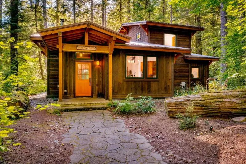 Welcome to Tamanawas Cabin! Please enjoy this one of a kind mountain paradise in the heart of Rhododendron.