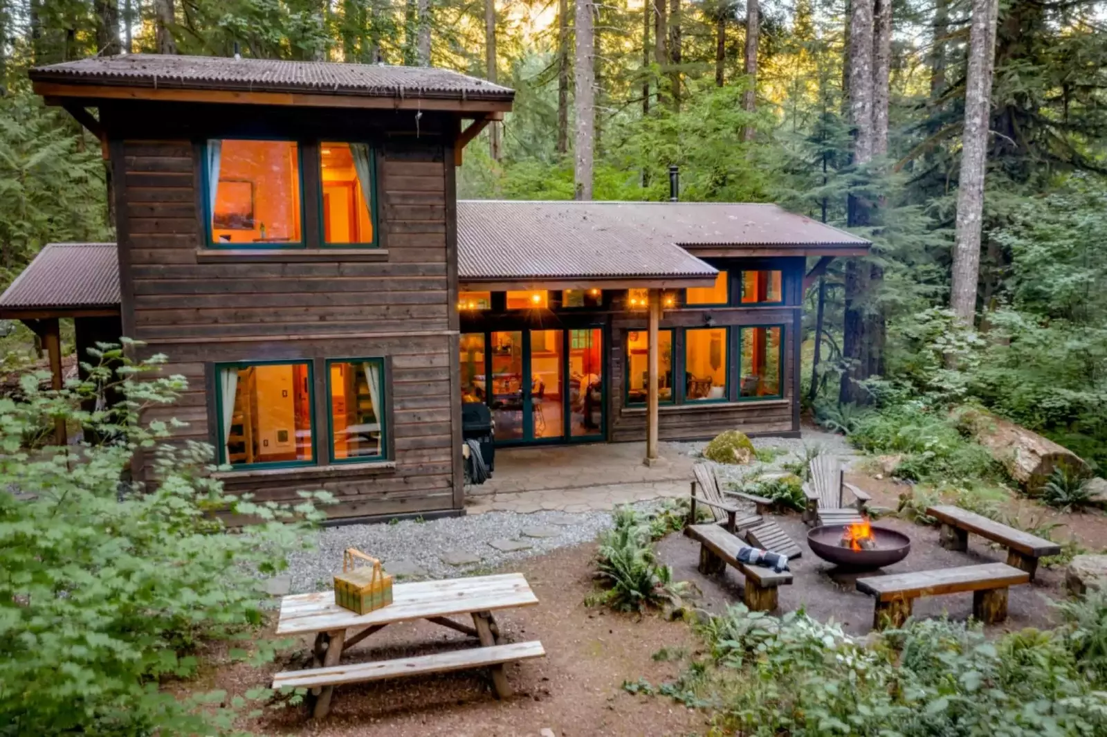 Tamanawas Cabin is a tranquil retreat in the forests of Mt Hood. It is the perfect place to get away from it all.