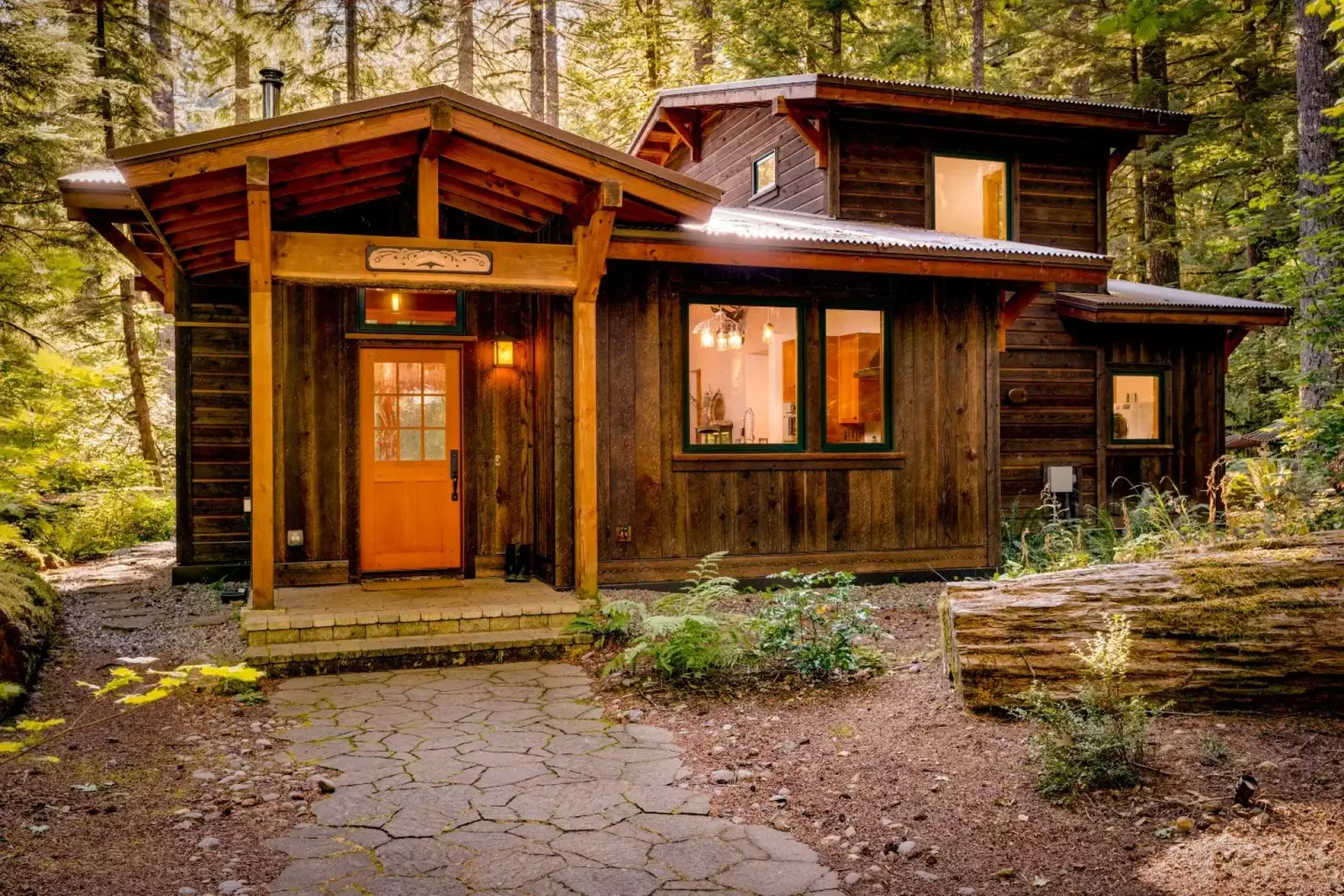 "We absolutely loved the cabin, the location, and our stay. would recommend to anyone and would absolutely stay here again." - Lindsey