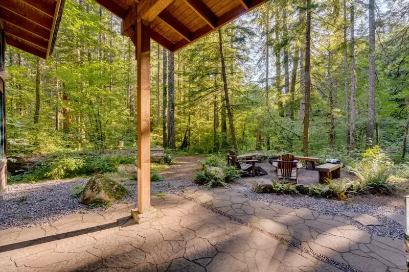 "We had a wonderful stay here. Lovely home, beautiful surroundings, and a quick 20 mins to the slopes. We’ll be back!" - Craig