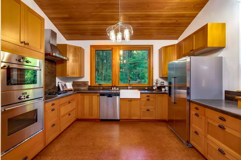 Cook delicious meals for breakfast, lunch, and dinner in this fully equipped kitchen. We suggest grabbing some ingredients from a local farm.