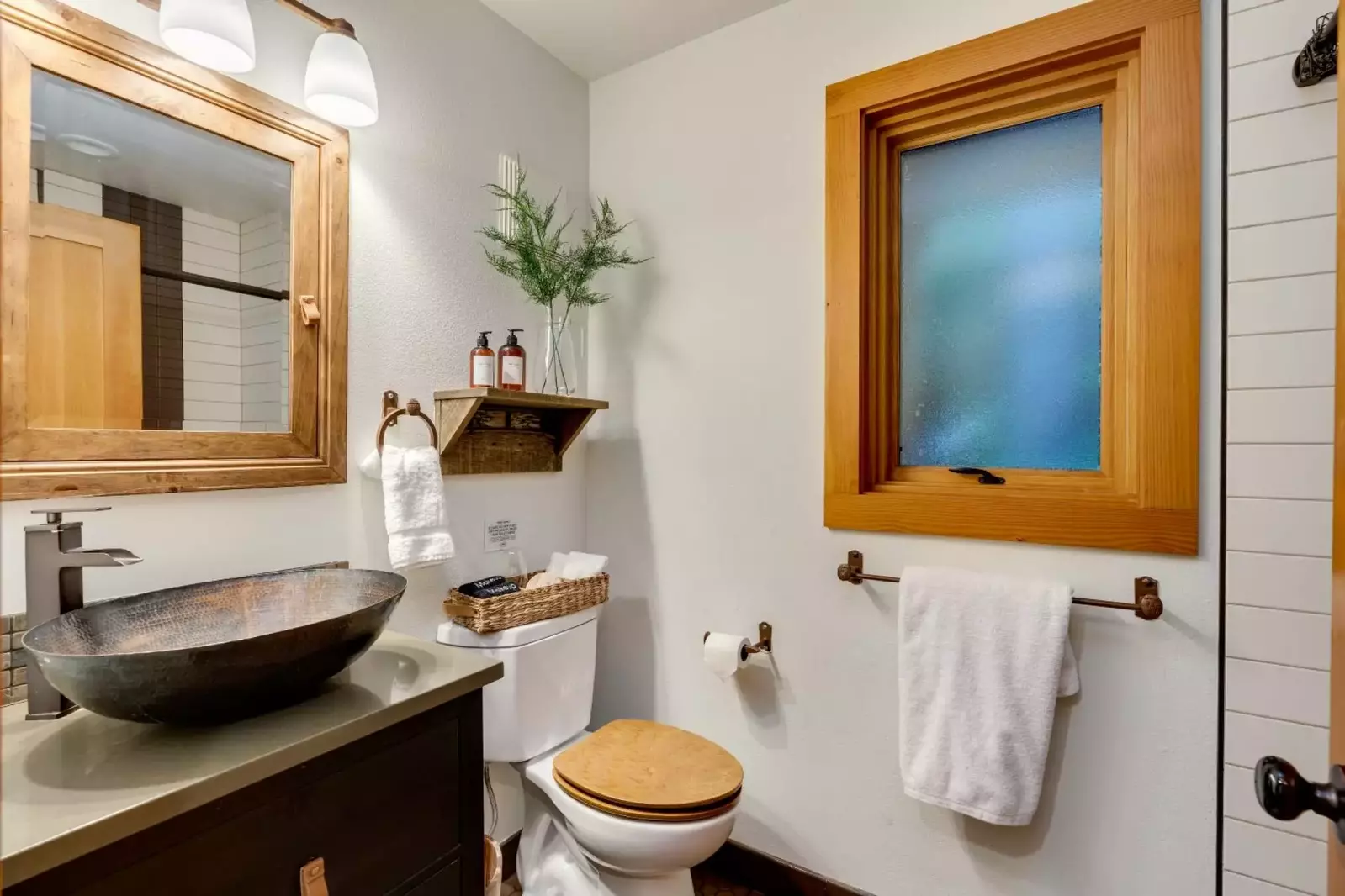 With 2 full bathrooms everyone staying here has ample privacy.