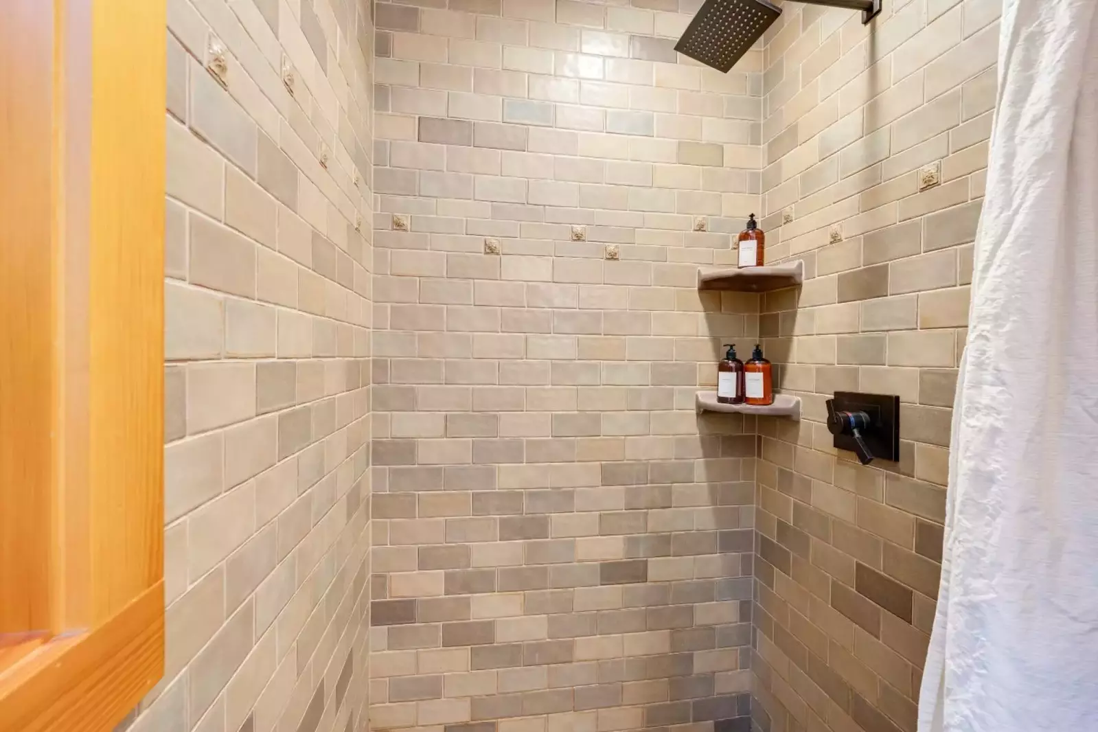 "I would definitely book again and highly recommended to anyone seeking a relaxing retreat." - Diana