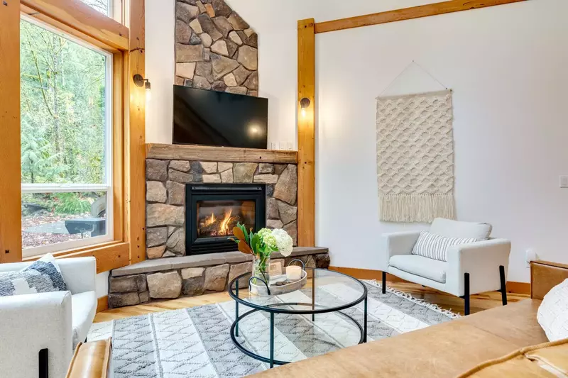 "We loved the seclusion and surrounds ground of the house, as well as the interior decor. If highly recommend this place for your future trips" Andres