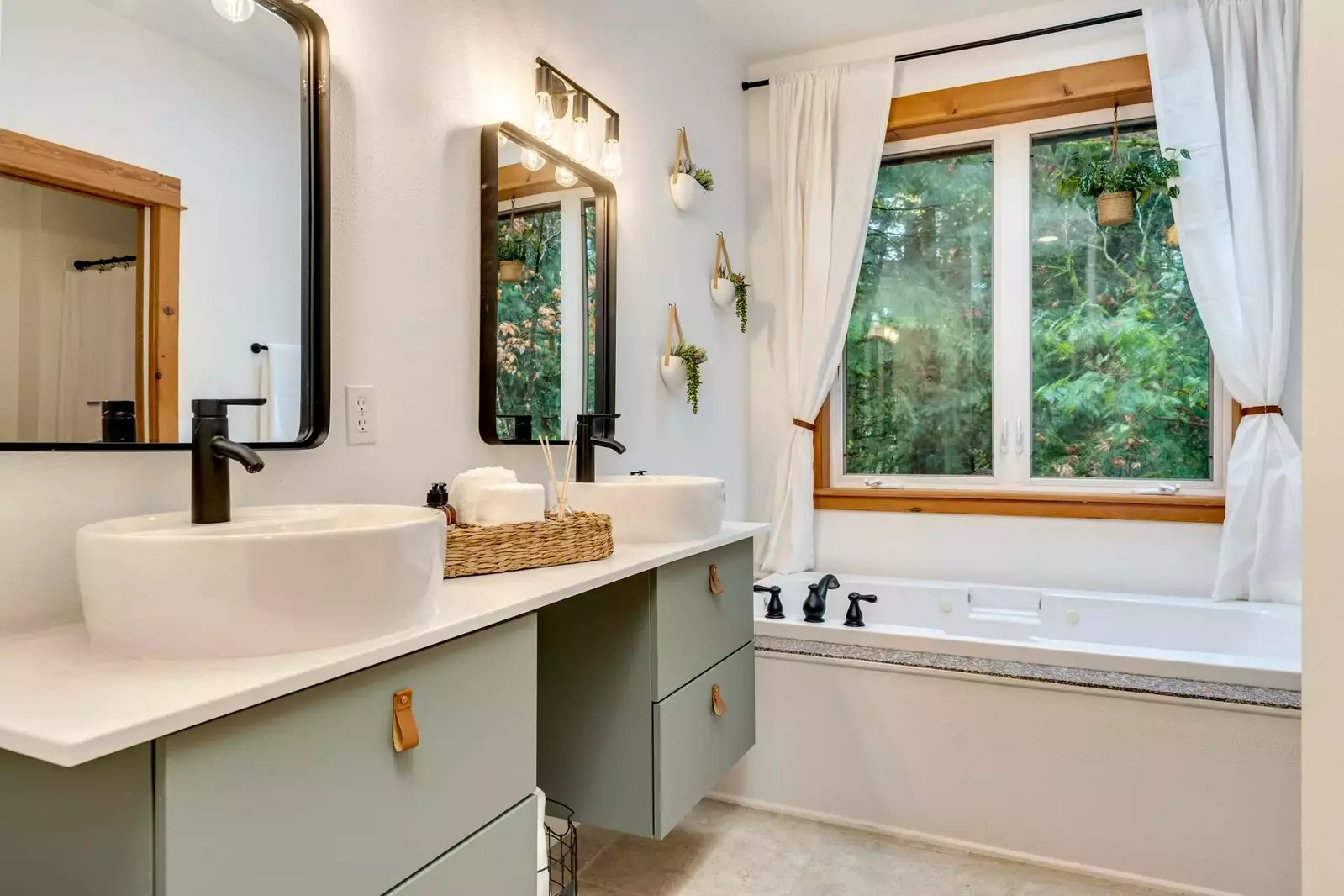 "Another stellar stay with iTrip. Been loving these venues, my second time at this one…gorgeous environment, had everything we needed" - Thomas