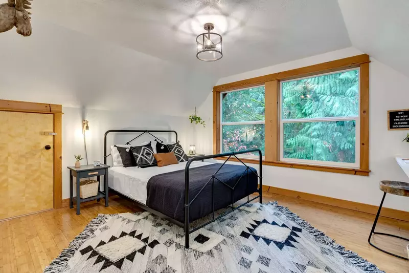 "Loved getting to have a weekend away here with my team! We enjoyed sitting by the fireplace and playing games in the garage, turned game room" - Cass