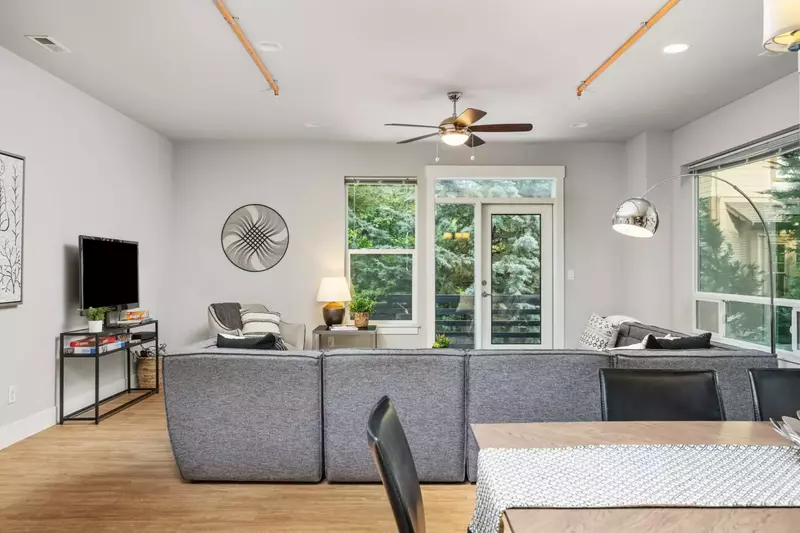 Cesar's Townhome is just a short walk from Reed College.