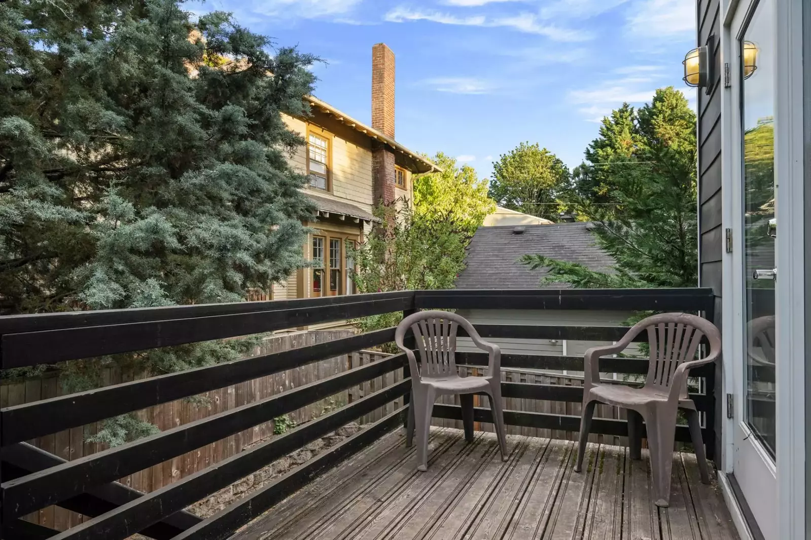 "Nice local coffee place and pub across the street. Pub closes at 10PM, so no issue with noise. Very clean and nice place." - Scott