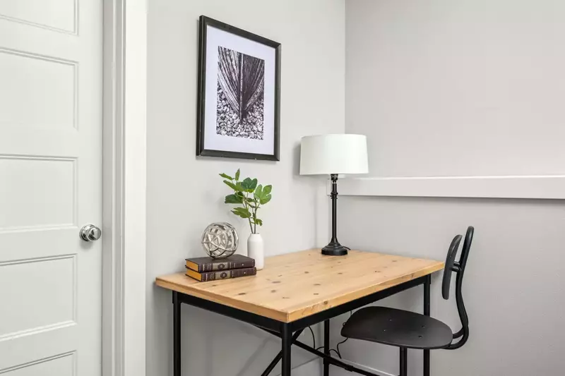 There are multiple great places to eat by this rental, including a great cafe right across the road.