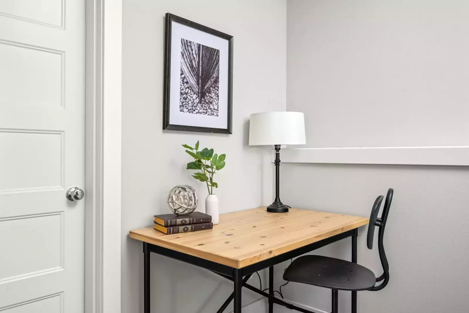 There are multiple great places to eat by this rental, including a great cafe right across the road.