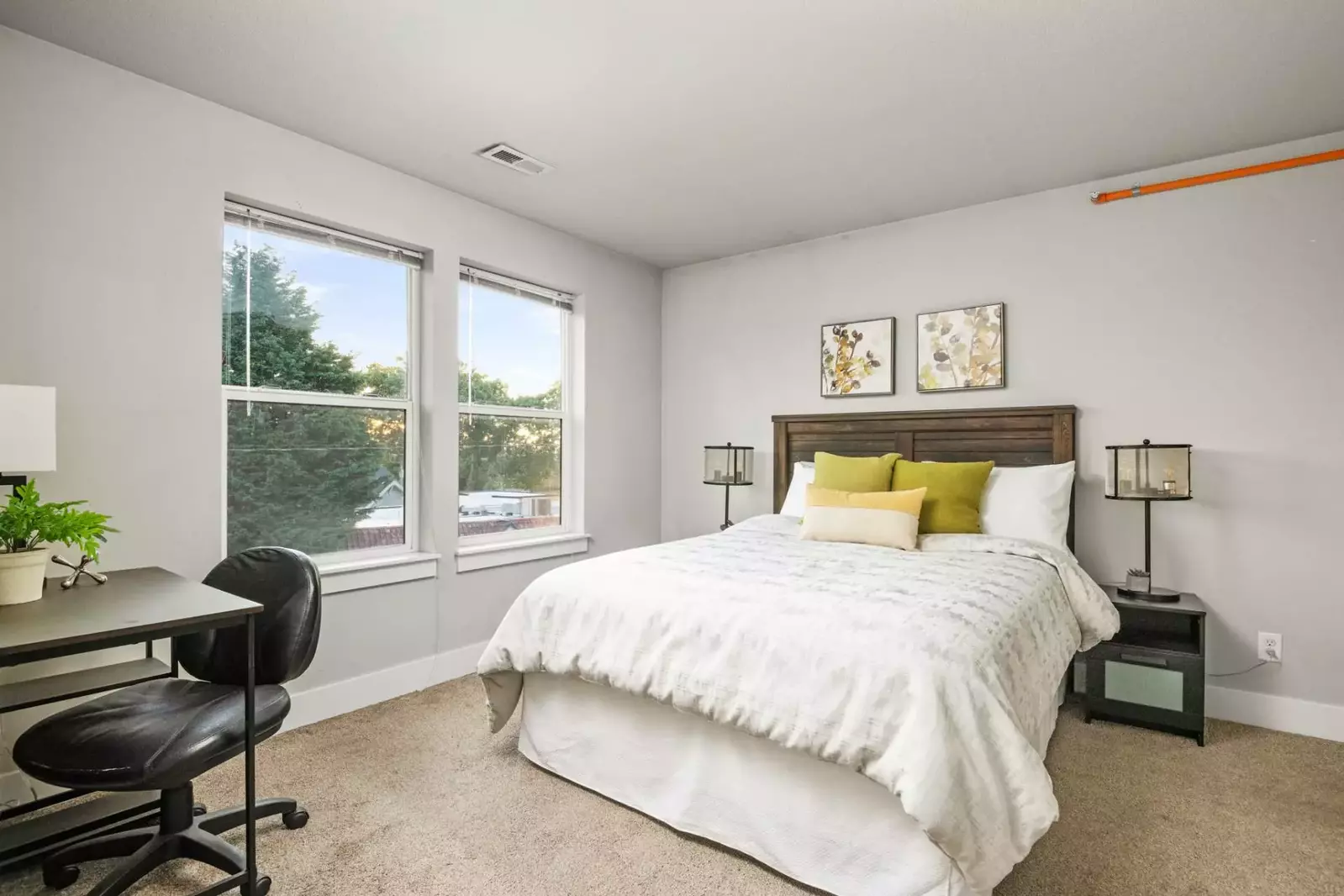 Cesar's Townhome is located near two cute parks: Creston and Kenilworth. Both are worth a visit.