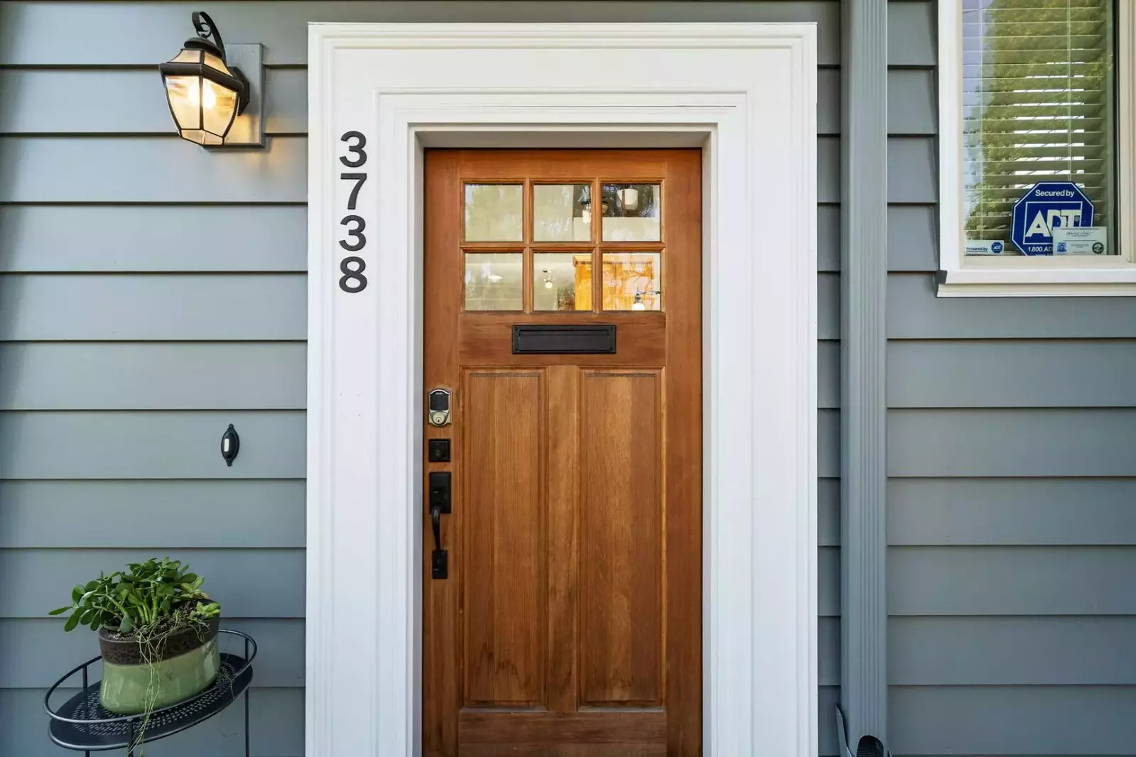 Lovely Laurelhurst Living is in NE Portland just north of the fantastic Laurelhurst Park.