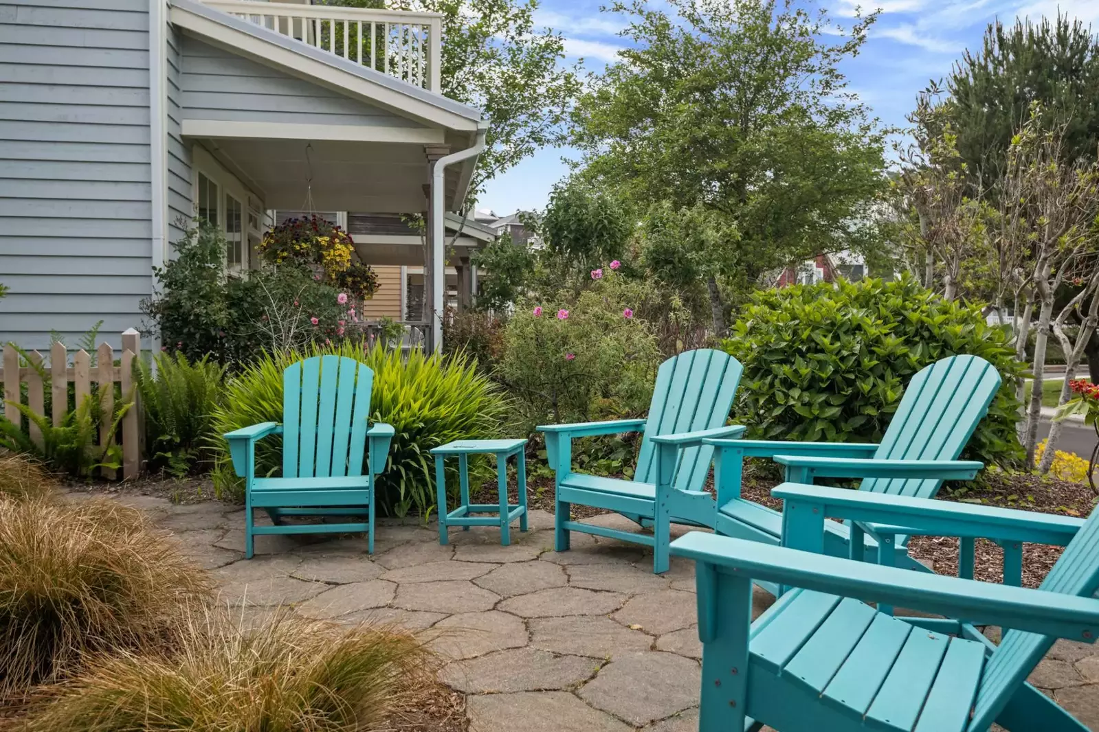 Lincoln City is known for its vast sandy beaches, kite flying, the Chinook Winds Casino, an outlet mall, seafood, and more!