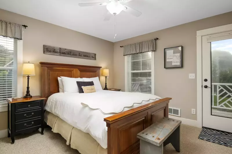 "Beautiful home, very clean and well kept. The beds were comfortable and we slept well." - Lisa