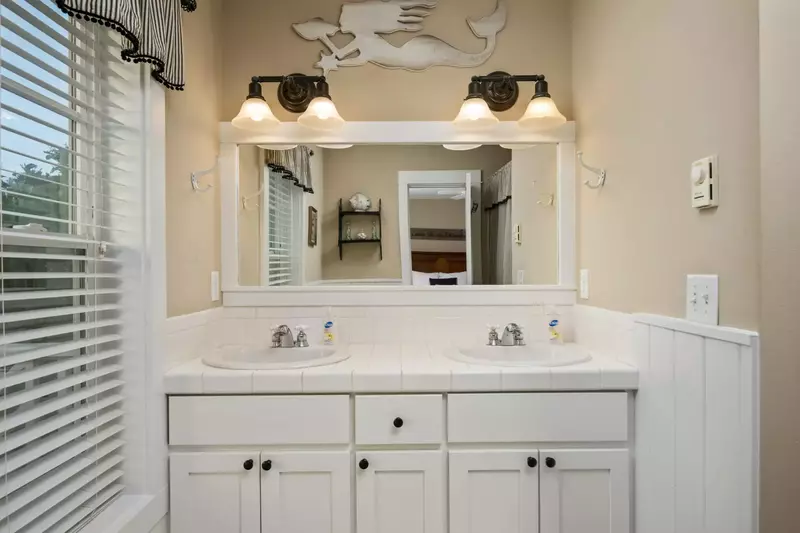 With 3.5 bathrooms everyone staying here has ample privacy.