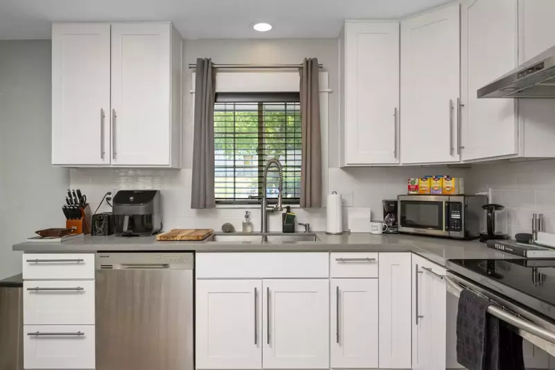 Cook delicious meals for breakfast, lunch, and dinner in this fully equipped kitchen. We suggest grabbing some ingredients from a local farm.