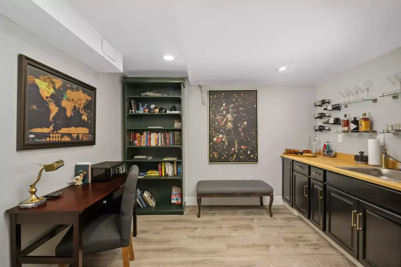 East Tabor Escape features a home office with a luxurious minibar.