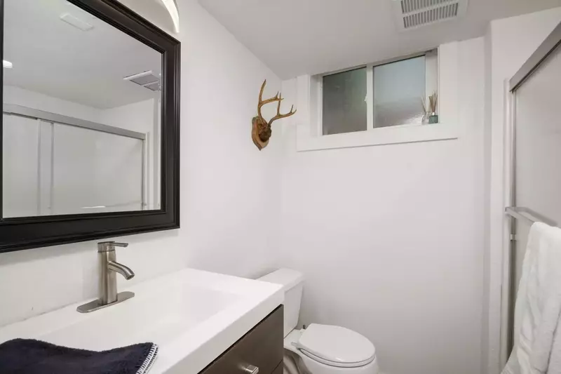 With 2 full bathrooms everyone staying here has ample privacy.