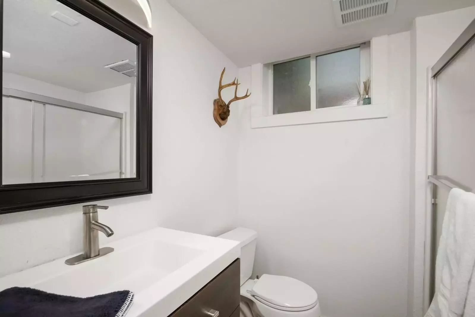 With 2 full bathrooms everyone staying here has ample privacy.