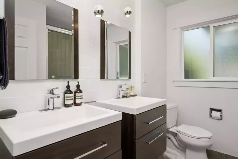 Two nice sinks and plenty of space.