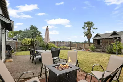 The fire table is wonderful spot to enjoy a lovely Willamette Valley night.