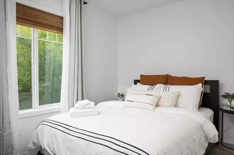 "The place was in a great neighborhood, was clean, beds were comfy, the white towels were soft and not dingy. " - Nicole