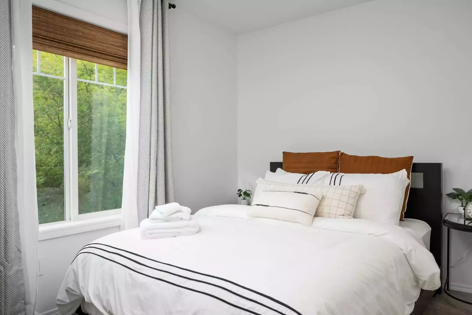 "The place was in a great neighborhood, was clean, beds were comfy, the white towels were soft and not dingy. " - Nicole