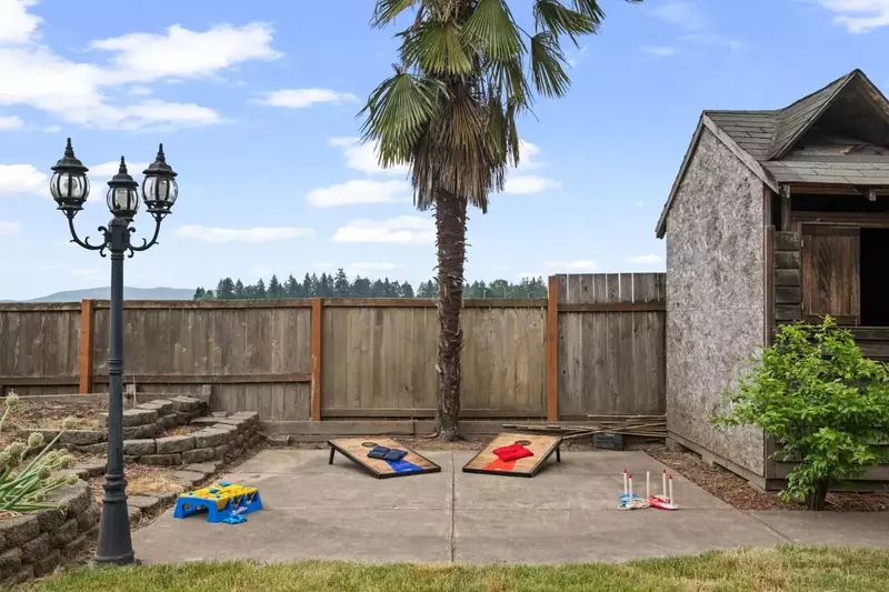 Dundee is a small town just outside of Newberg. There are excellent restaurants in town and the nearby countryside is full of wineries and vineyards.