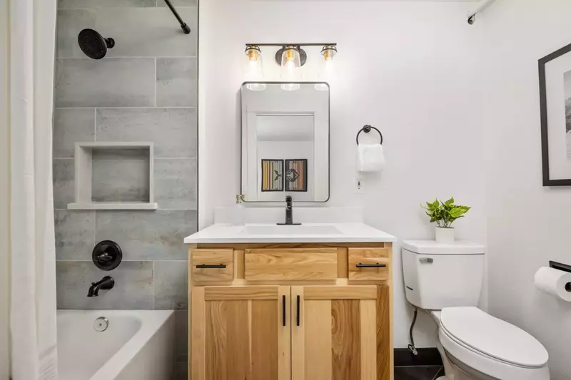 With four full bathrooms everyone staying here has ample privacy.