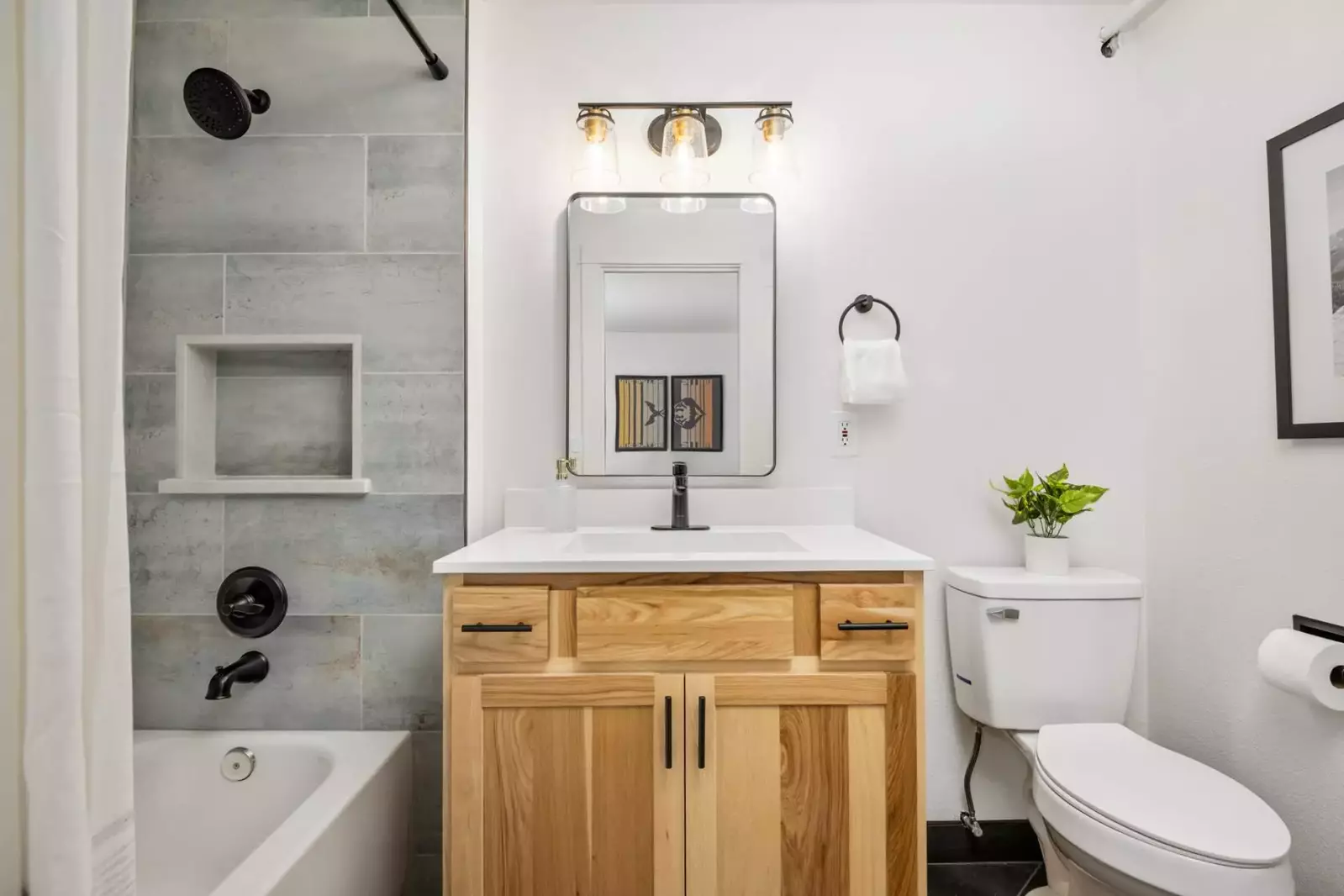 With four full bathrooms everyone staying here has ample privacy.