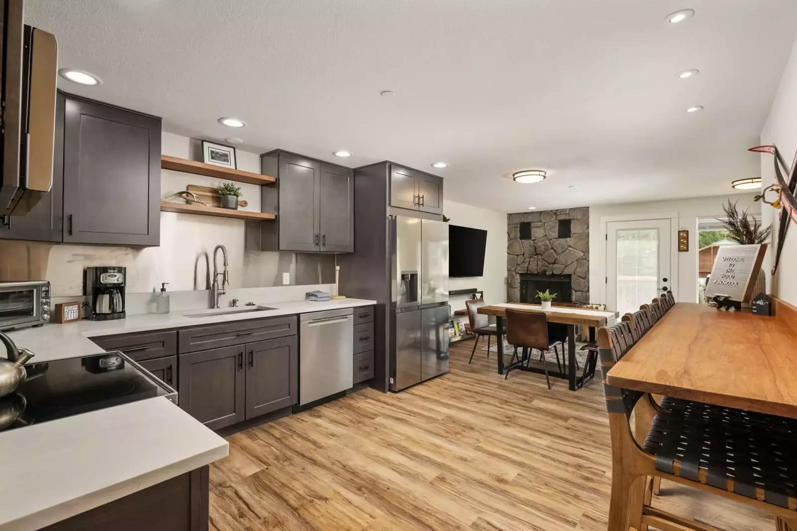 Cook delicious meals for breakfast, lunch, and dinner in this fully equipped kitchen.