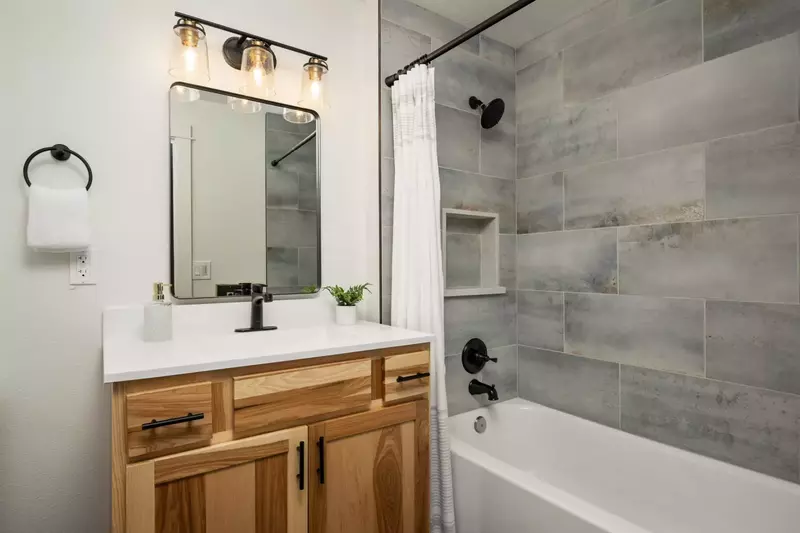 With 4 full bathrooms everyone staying here has ample privacy.