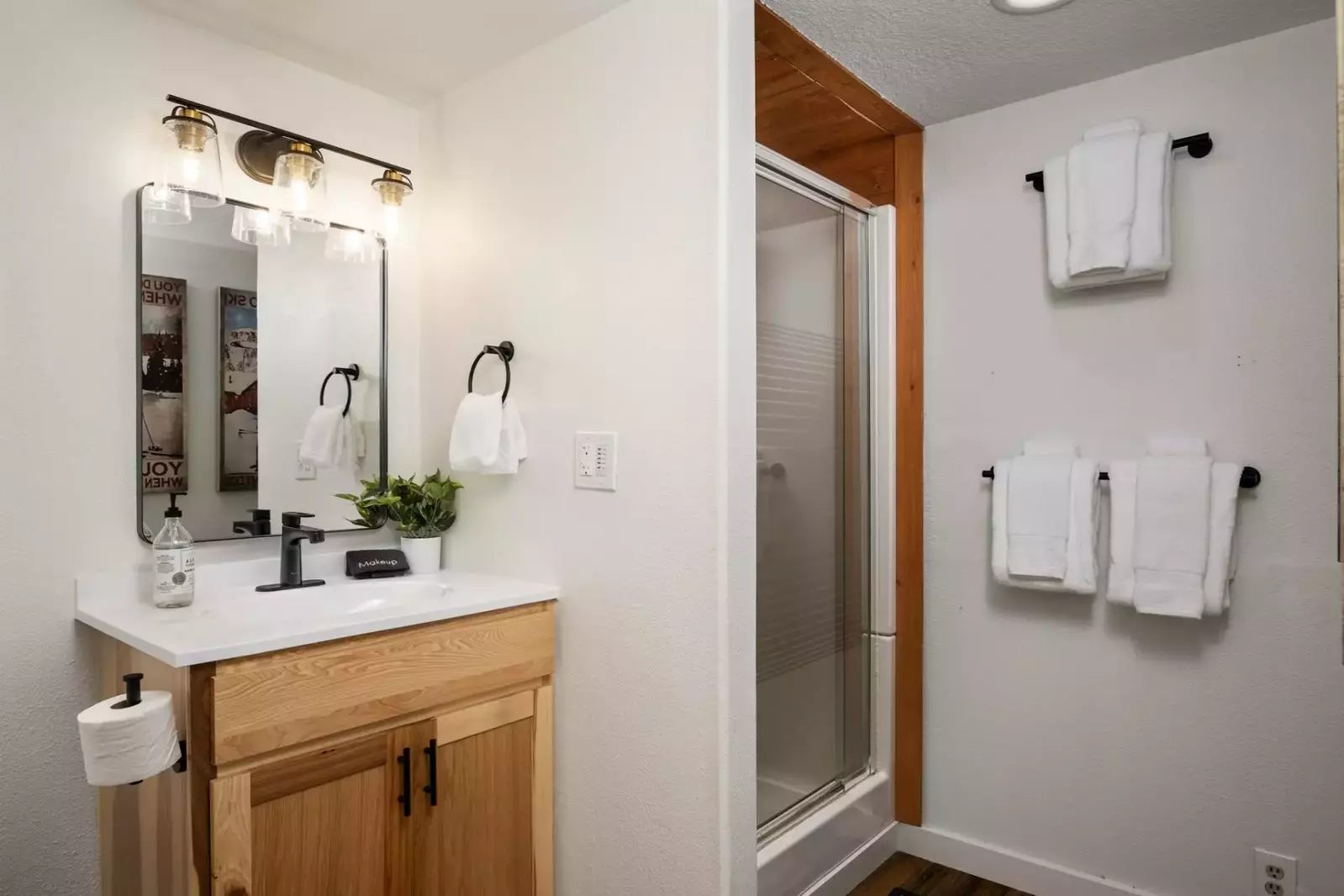 "I couldn't believe how well decorated this house was! There were 11 of us and it was perfect for our group." - Anna